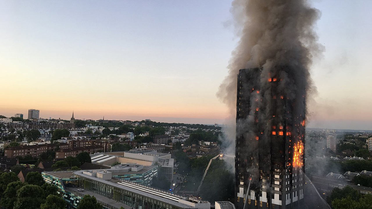 Höghus som står i brand